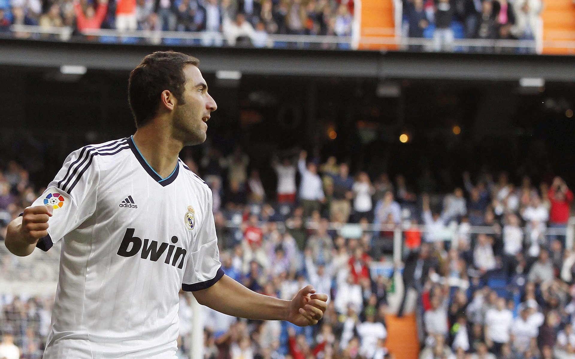 “球队激烈拼杀，战术创新助力攻势突围”