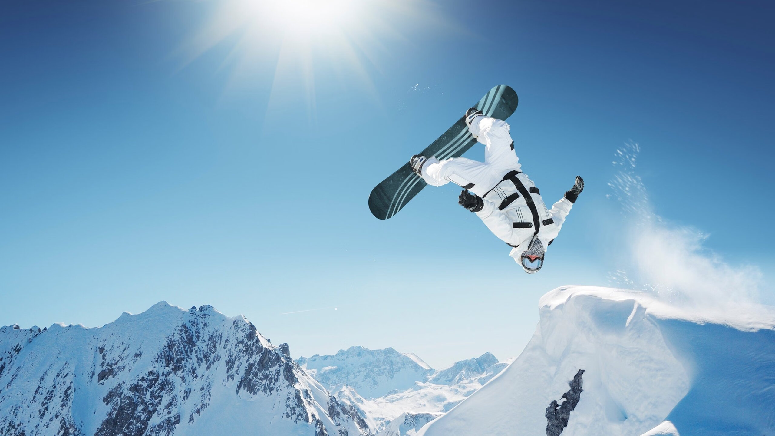 “荒漠越野：沙尘中的生死较量”，沙漠越野之旅